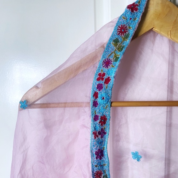 Roses Lavender floral design Embroidered Saree - Picture 3 of 7